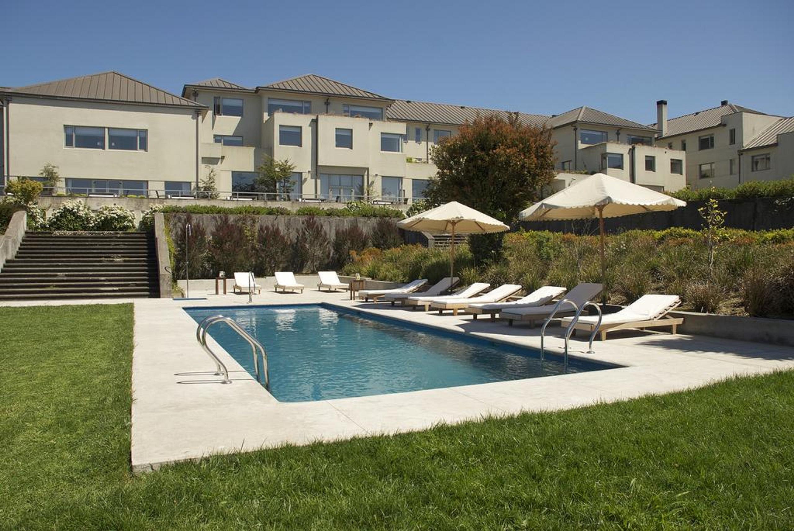 Enjoy Puerto Varas Exterior foto The swimming pool at the hotel